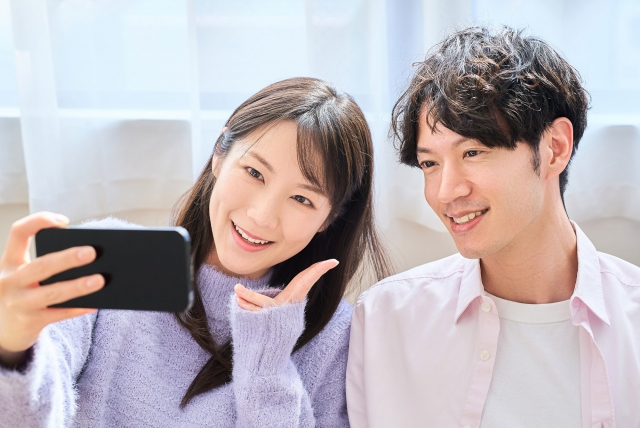 スマホで撮影する男女