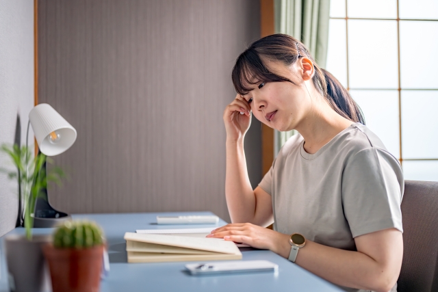 考える女性