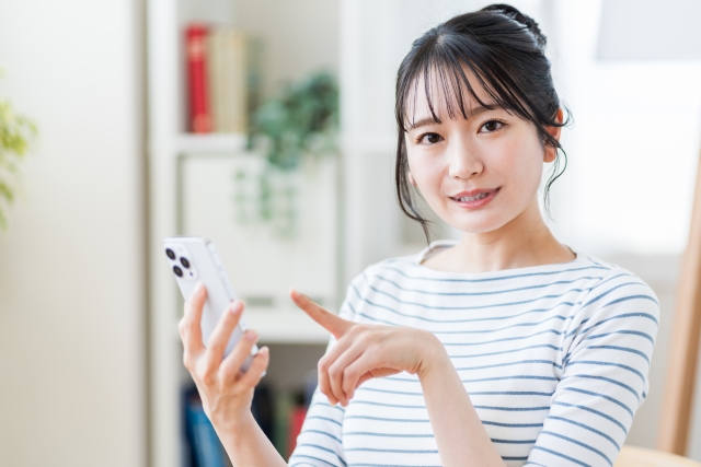 スマホを操作する女性