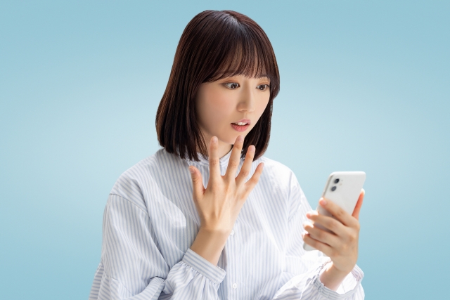 スマホを見る女性