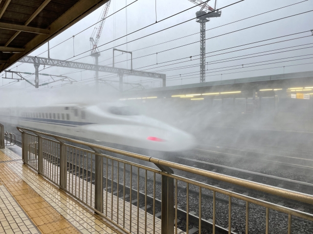 大雨の日の新幹線