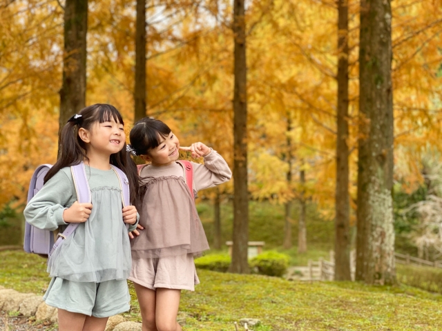 自然で笑顔の小学生