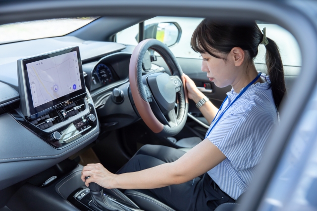 車を運転する女性