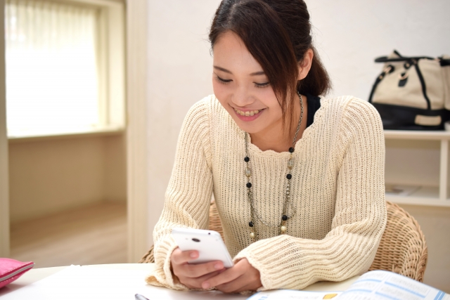 スマホをする女性