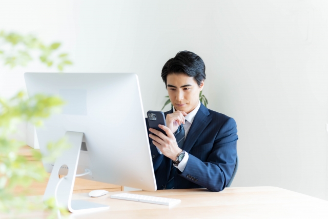 スマホを眺める男性