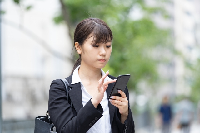 スマホを見る女性