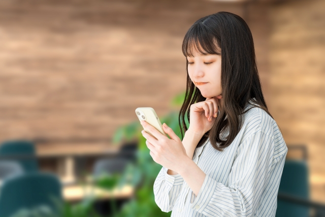 スマホを見る女性