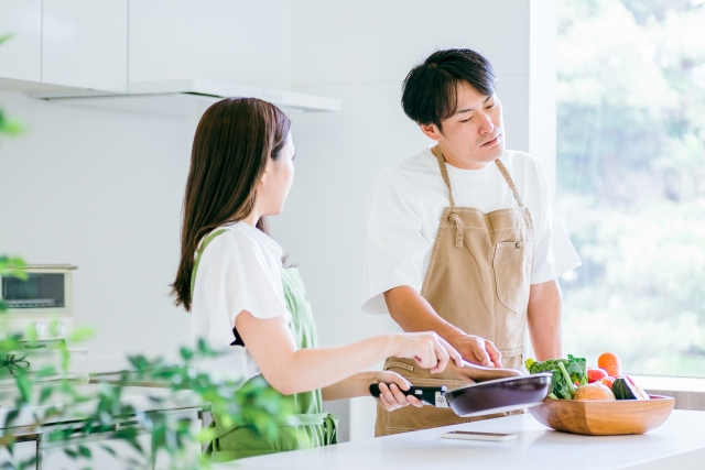 料理する男女