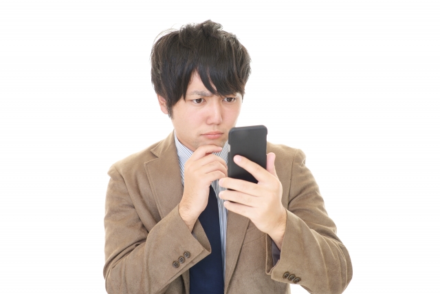 スマホを見つめる男性