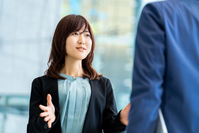 男性と会話する女性