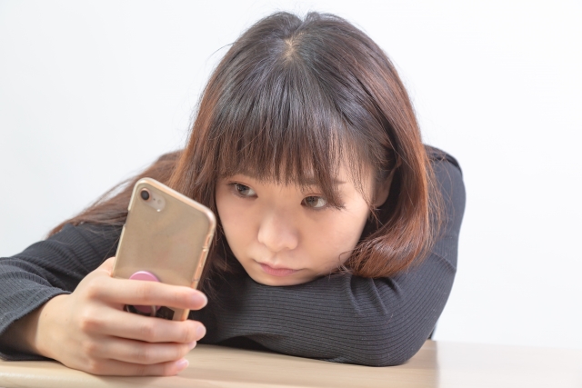 スマホを眺める女性