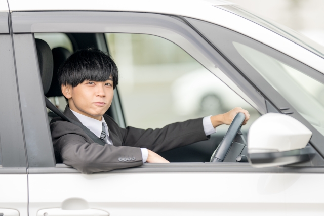 車に乗る男性