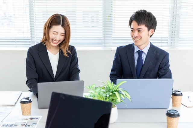 オフィスで会話する男女