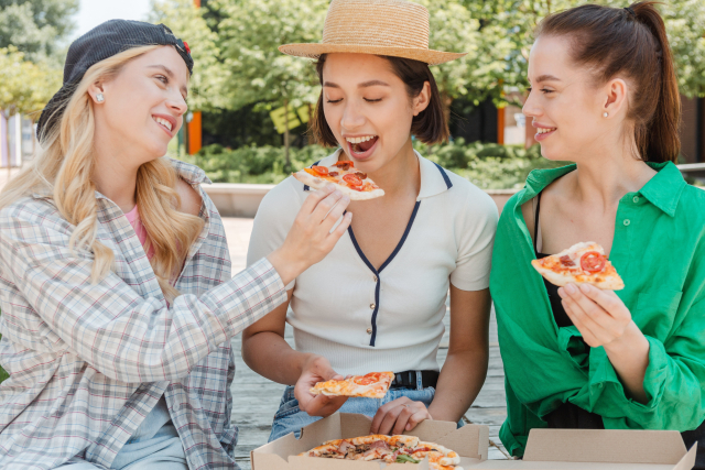 ピザを食べる女性達