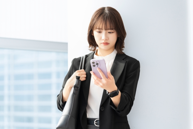 スマホを見つめる女性