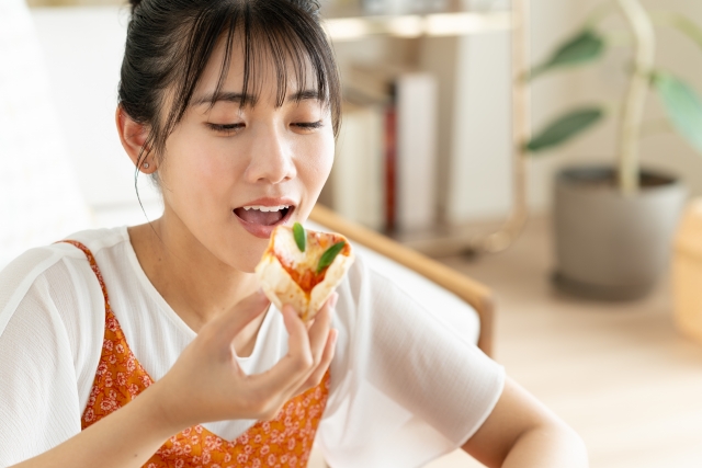 ピザを食べる女性