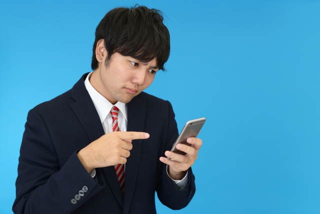 スマホを見る男性